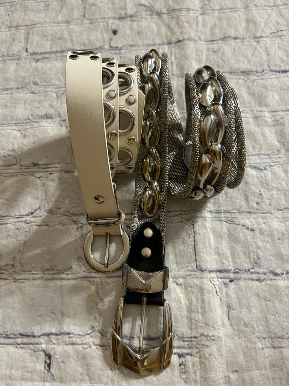 MUDD & METAL SILVER TONE AND WHITE FUN BELTS MESH & 3D EMBELLISHED & GROMMETS